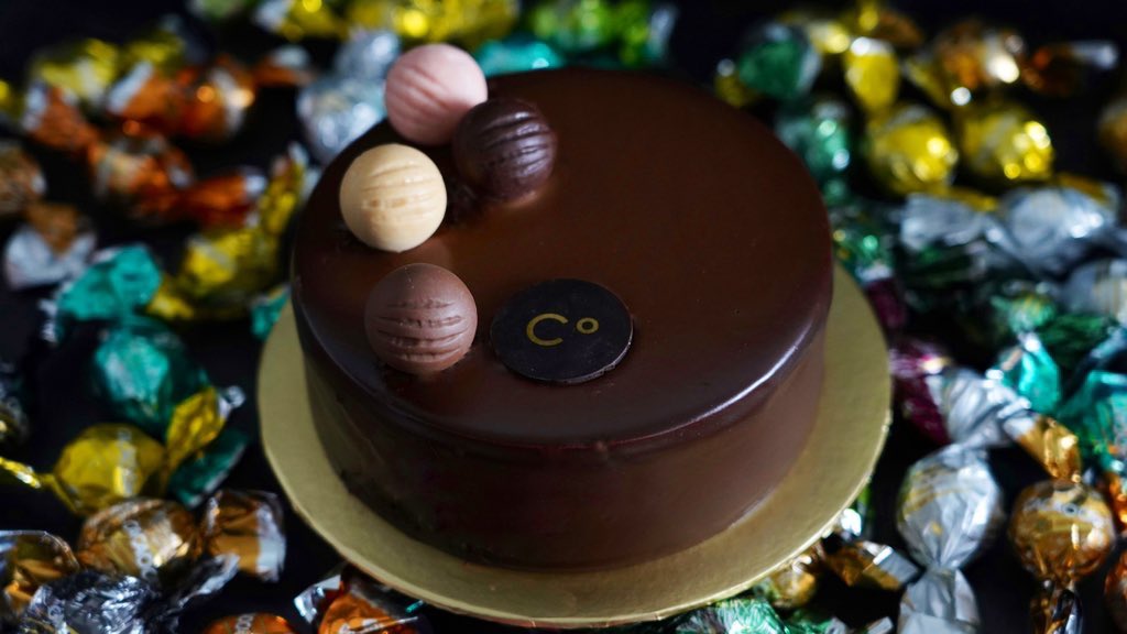 濃厚〜なチョコレートケーキを
カラフルに輝くCACAOCATで
デコレーションしてみました🤎🎂🍬✨

チョコ好きにはたまらない
贅沢なチョコレートづくしです🤤

食べたい人は挙手〜🙋