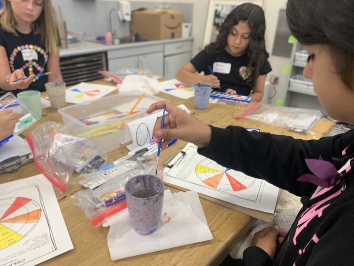 Day 1 of VAPA Camp ⁦@BurtonBulldogs⁩! Our 6th grade students get to experience photography with ⁦@Mr_Gonzo_⁩ and art with Samantha Cook! Just the beginning! #burtonexperience #bsdvapa ⁦@BurtonSchools⁩