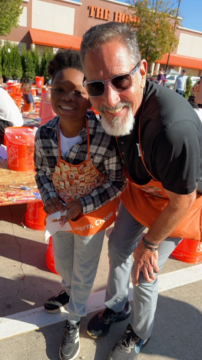ebyspice's tweet image. Mama shit 

Home Depot for the kiddo 

We do this man 

Store manager wanted a photo with my creation cause of all his pins #beenbeen #homedepot #kidsworkshop