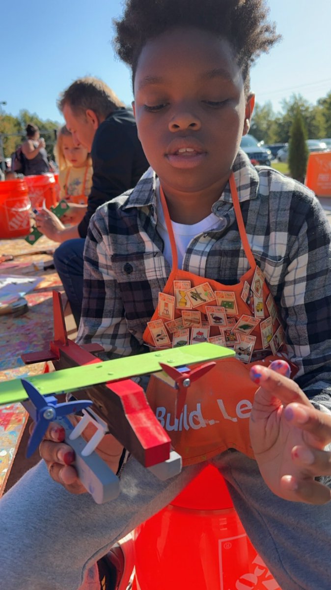 ebyspice's tweet image. Mama shit 

Home Depot for the kiddo 

We do this man 

Store manager wanted a photo with my creation cause of all his pins #beenbeen #homedepot #kidsworkshop