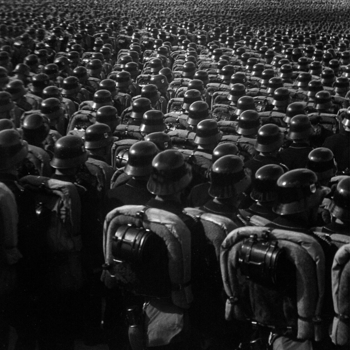 "El nacionalismo significa tener el valor de defender a tu propia nación; ya no significa el odio hacia otros."

- Adolf H¡tler.