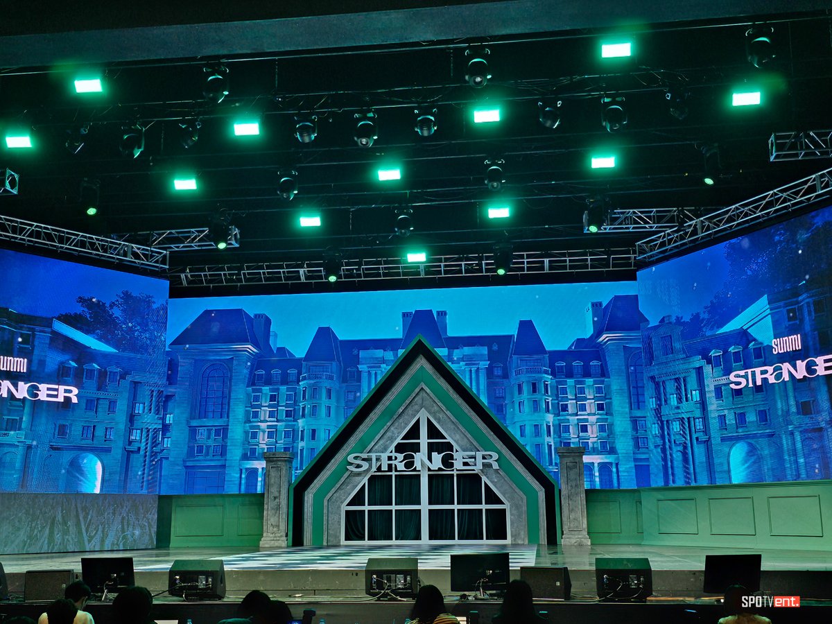 KPOPFAVE_'s tweet photo. [231017] Hello, 𝐒𝐓𝐑𝐀𝐍𝐆𝐄𝐑s out there! We're now at @official_sunmi_'s media showcase that's about to take place in less than 3 minutes! Are you guys ready to go #SUNMI SUNMI? We'll be right back, so stay where you are! 🌹 #선미 #STRANGER #Hello_STRANGER https://t.co/ySbEIxgKK2