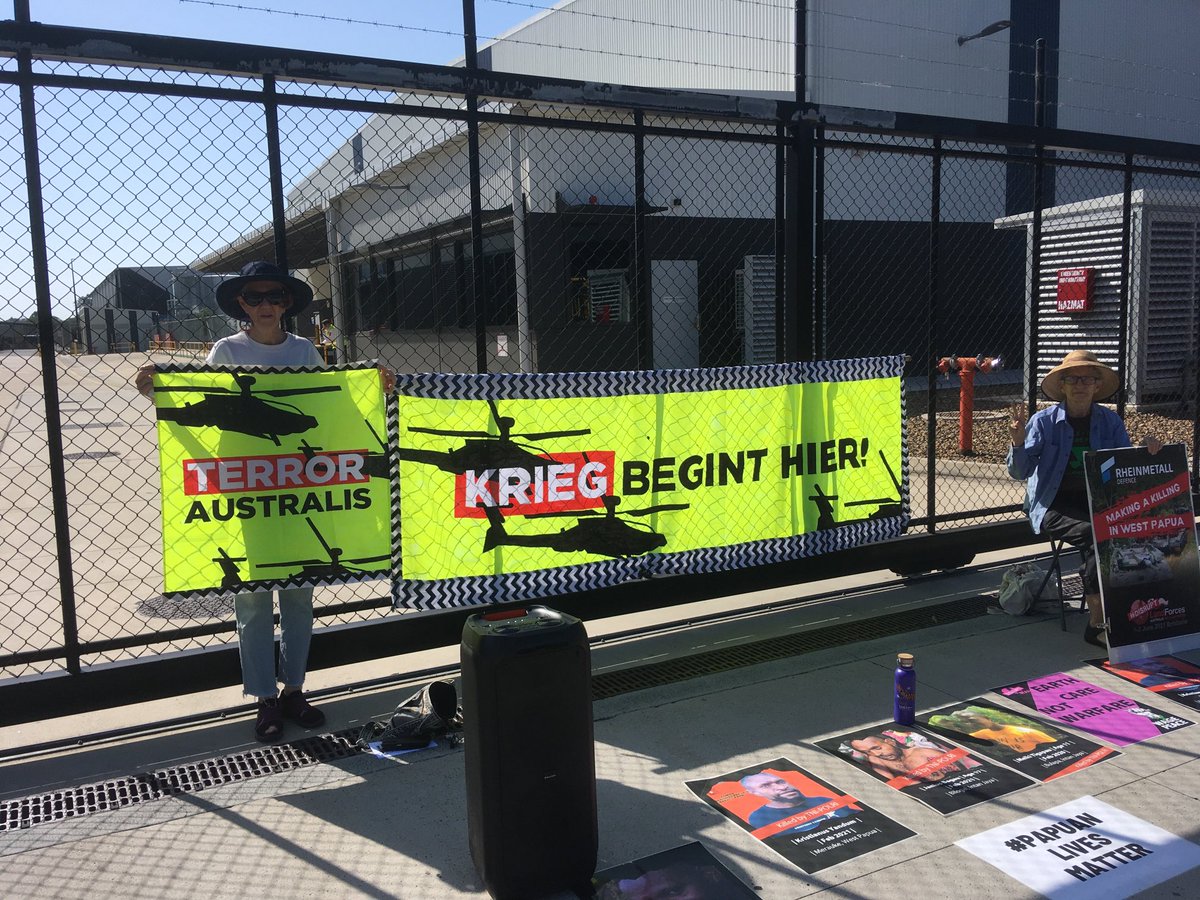 Blocking the gate to Rheinmetall’s death machines factory in Brisbane. #EarthcareNotWarfare ⁦@REntwaffnen⁩ #DemilitariseEducation ⁦@wagepeaceau⁩