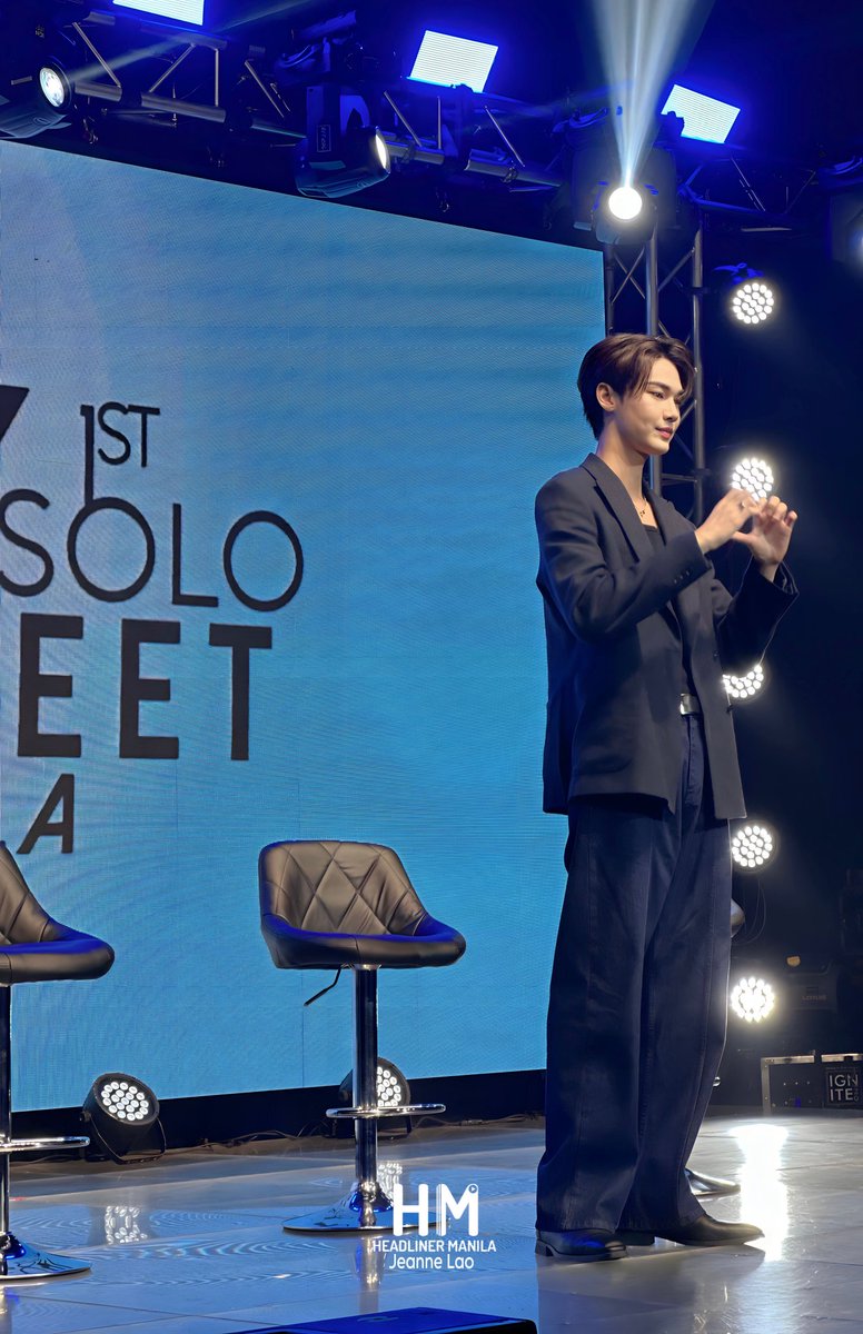 headlinermnl's tweet photo. [PRESSCON] The brightest 'north star' glowing in Manila last weekend. How was your experience with Dew's Fanmeeting in Manila? 

Swoon over this beautiful photos of Dew

Follow us on our social media platforms to get more updates.

#Dew1stSoloFMinManila  by @makeitliveasia https://t.co/eLvXu02ioN