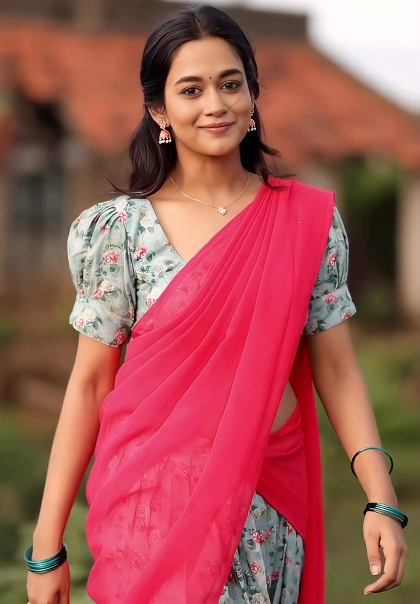 deepinsidedeepi's tweet photo. First time half saree la en aalu @kannancuck munnadi poi ninna avana vida Avan friend dhan semaya enna rasikiran 
En aalu waste https://t.co/89Tn3QwcnU