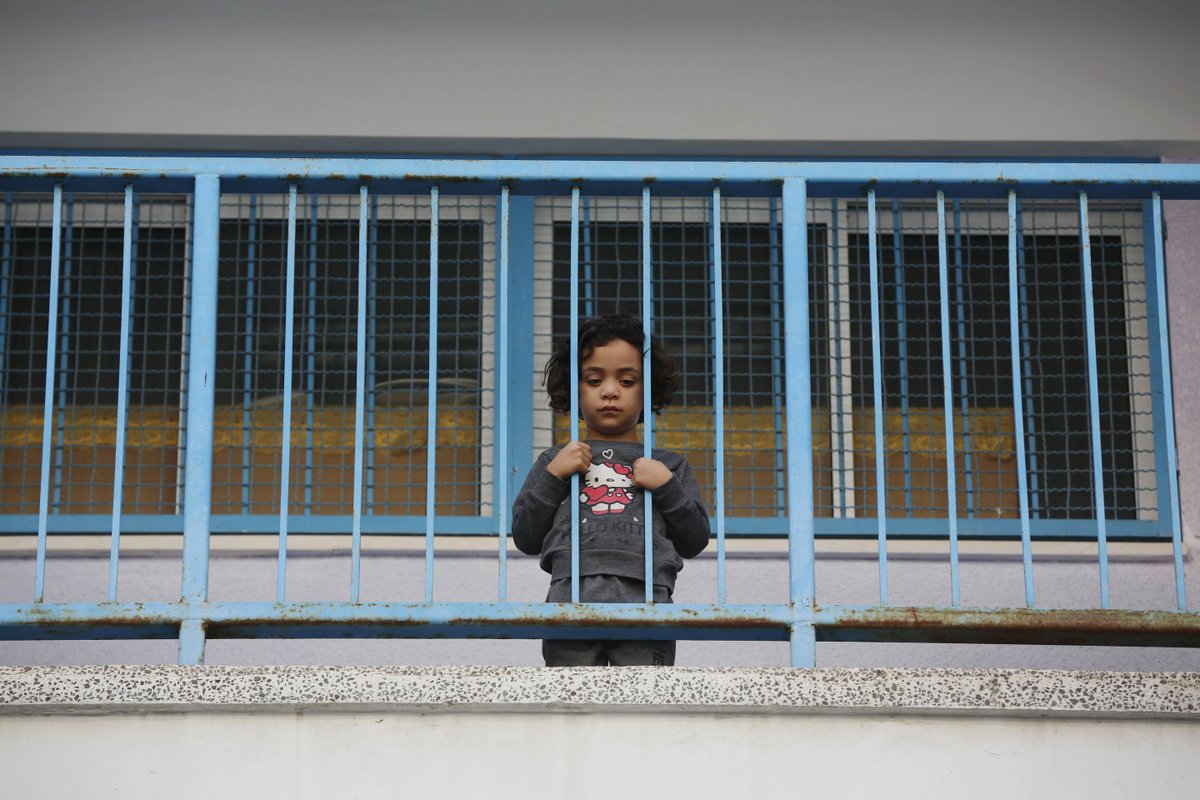 UNRWAes's tweet image. En cada calle, cada esquina y cada edificio de Gaza solo hay destrucción, terror y miles de víctimas civiles.

La población civil se está desplazando, pero no hay zonas seguras. Están aterradas.

Por favor, colabora, nos necesitan más que nunca: pulse.ly/6zl20u744b