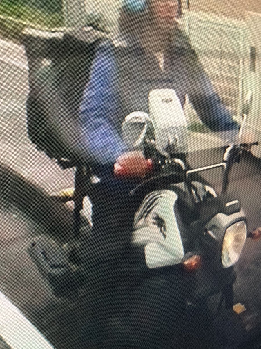 g39168's tweet photo. 9/23日12時59分、所沢市元町郵便局付近でウーバーイーツのリックを人に当て逃げされました！ナンバーはピンクの6921でホンダNAVIと思われます。知ってる人がいましたら情報お願いします🙇🏻
#ウーバーイーツ
#UberEats
#当て逃げ
#拡散希望 https://t.co/nmHk8jfk6X