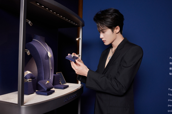 EntTofu's tweet photo. #TanJianCi is looking handsome in the photos for #DeBeers as  updated by his studio on Weibo.  

#檀健次
Source: https://t.co/xx1ffOxgXP https://t.co/FEoYxXnQf8