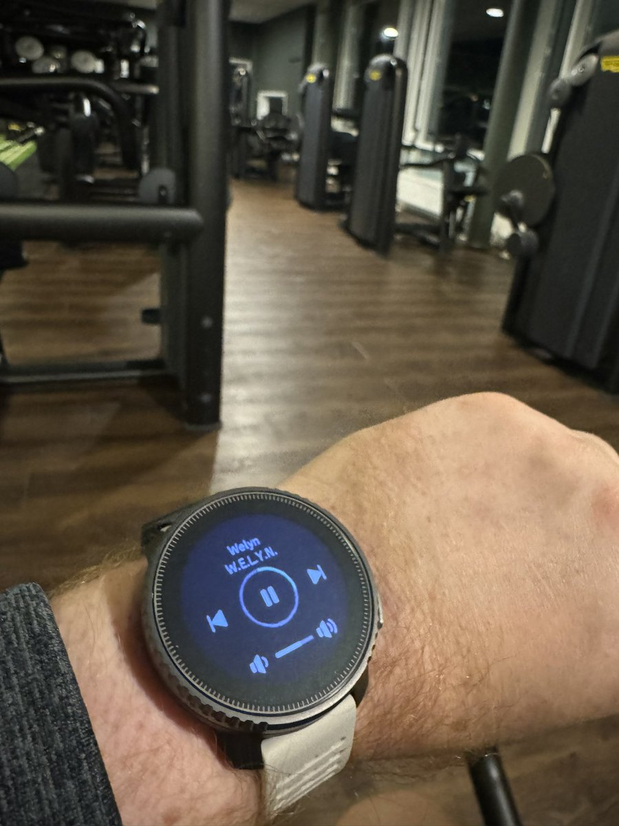 Datamas93's tweet image. Still with me on a cold, early morning workout! ALL CAPS #welyn
@welyn