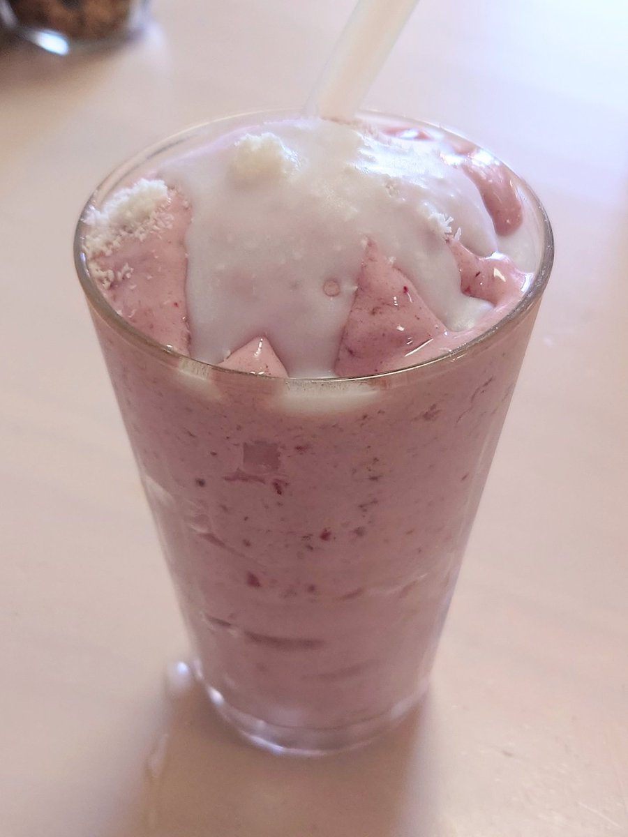 FF_hihiru's tweet photo. 冷蔵庫の中身処分運動。
ラズベリースムージー😋

バナナベースで作るとソフトクリームみたいにフワフワになるよ♪
隠し味にポンカンピール。
仕上げにココナッツパウダーとオイルをかけてパリパリに https://t.co/HVIsxxaNUx