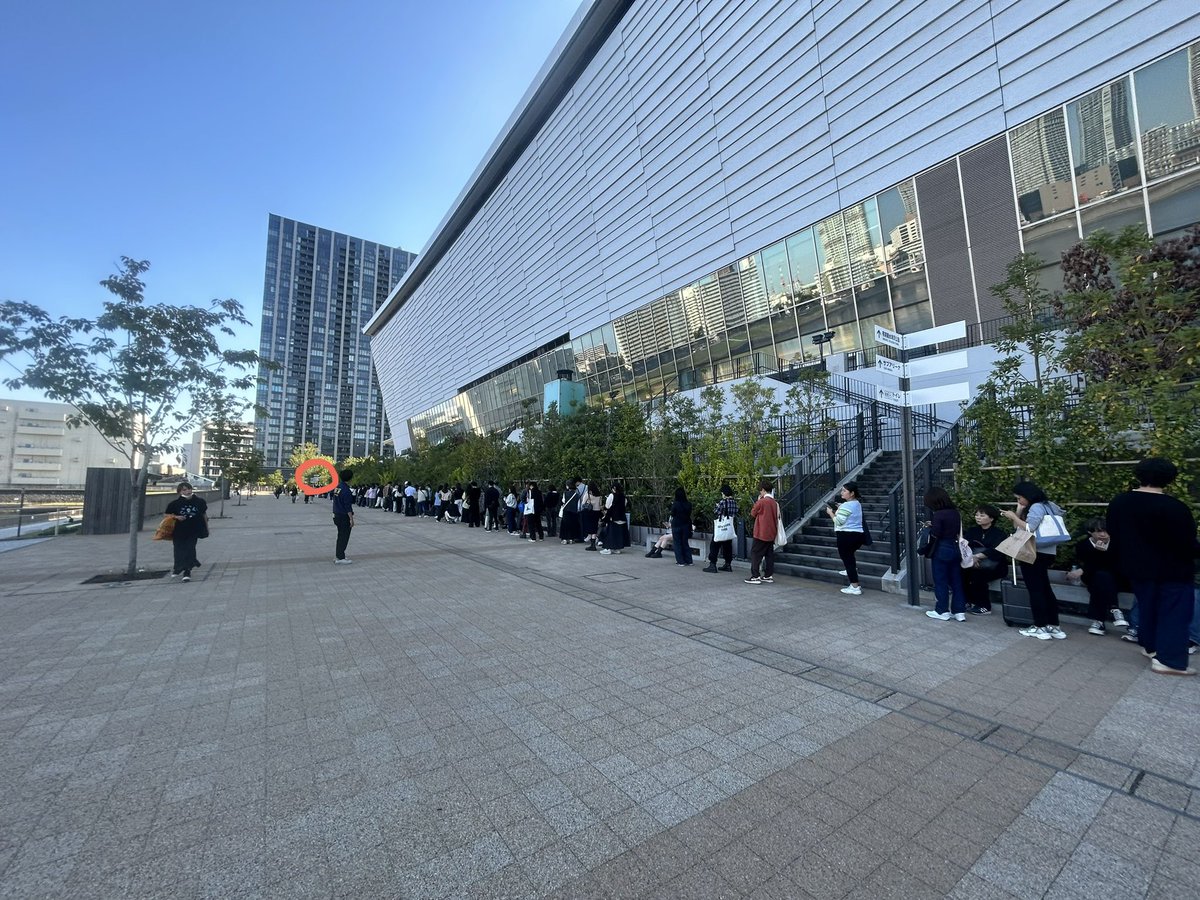 ohanana73's tweet photo. @gg4otkk VIPはもうみんな会場の中に入れてると思います！
一般は今の時点でこれくらいです!
わかりにくいですが。。赤丸が先頭です！ https://t.co/4KVcbcuwrv