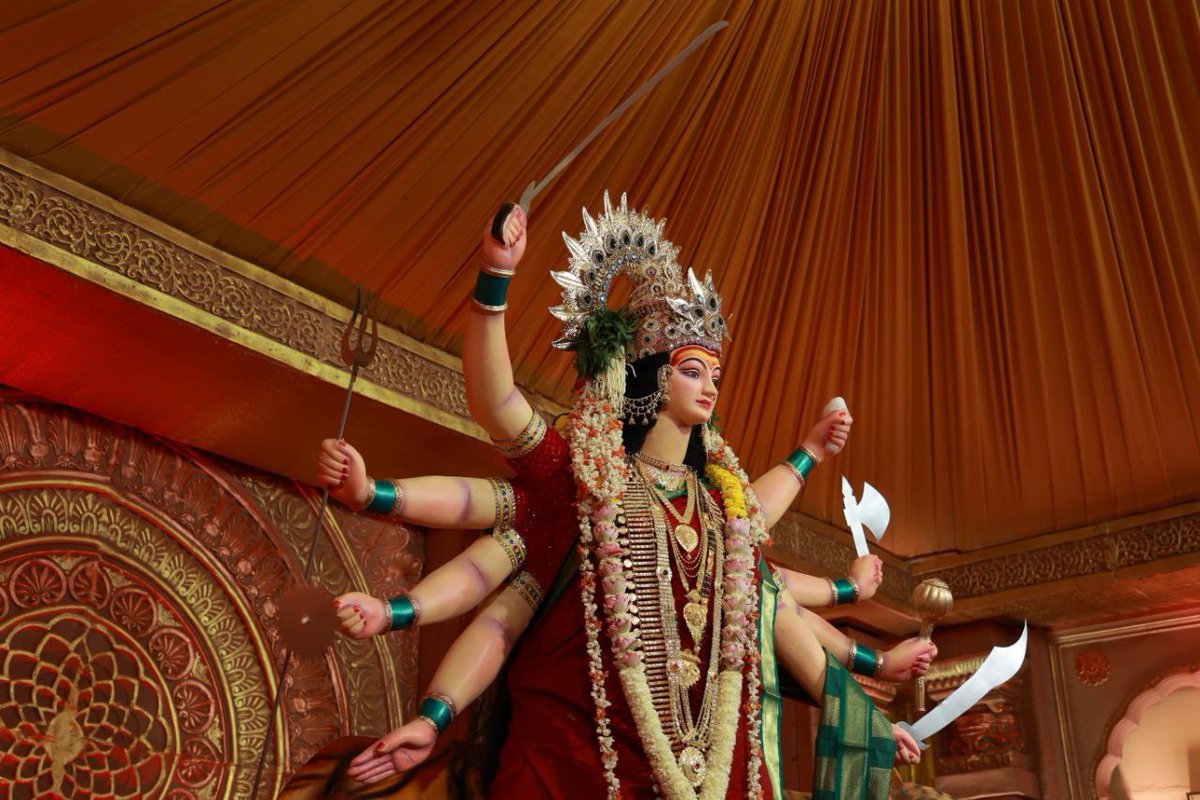 NeetaLad_Off's tweet photo. जय जय हे महिषासुरमर्दिनि रम्यकपर्दिनि शैलसुते...

प्रसाद लाड प्रतिष्ठानने स्थापित केलेल्या अंबे मातेचे तिसऱ्या माळेचे मनमोहक रूप...
@PrasadLadInd https://t.co/HpP9MWevWm