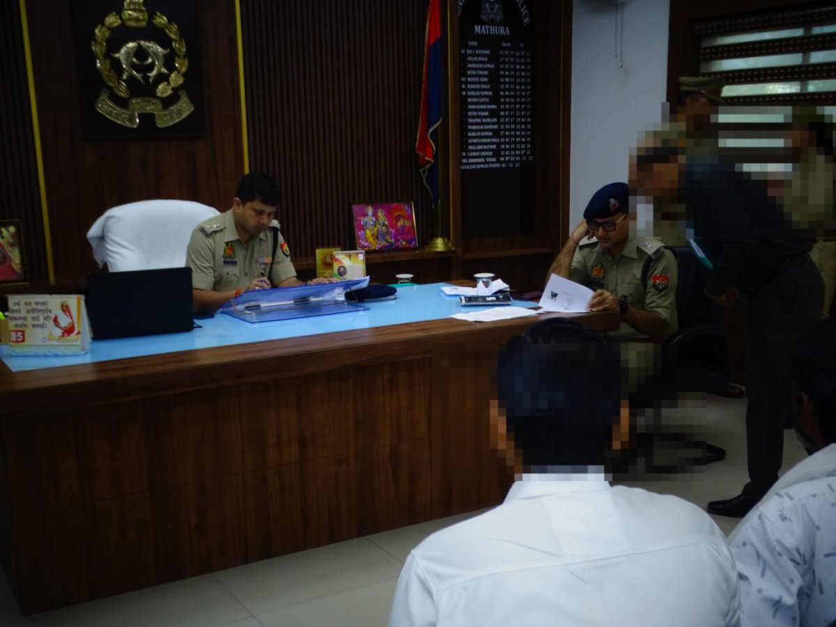 mathurapolice's tweet photo. "जनसुनवाई"
     
#SSP_MTA @ShaileshP_IPS  द्वारा पुलिस कार्यालय पर जनता की समस्याओं को ध्यानपूर्वक सुनकर नियमानुसार त्वरित निस्तारण हेतु संबंधित को निर्देशित किया गया । https://t.co/69g4Tuzq4l