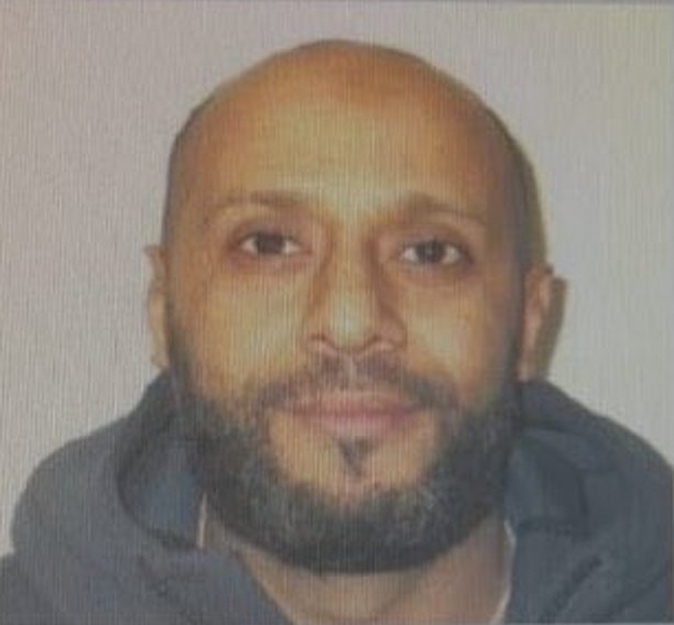 L_ThinkTank's tweet photo. ‼️ [ 🇧🇪 BELGIQUE ]

🔸️ L'auteur de l'attaque à Bruxelles est identifié comme Abdeselam L, 45 ans, de Schaerbeek.

⚠️ L'assaillant est toujours en fuite. À nos abonnés belges, faites preuve de prudence et suivez les consignes des autorités.

📞 En cas d'urgence, contactez le 112 https://t.co/bi9vXejNYj