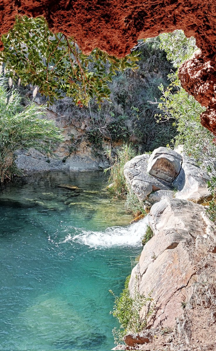 Agradable excursió des de Castellnovo/Castellnou #AltPalància voltant el Tossal de l'Ermita i tornant per la Rambla d'Algimia o Riu Xicotet 
ca.wikiloc.com/rutes-senderis… passant per la Font Huérpita i podem fer algun bany al Toll dels  Galls o al Toll dels Gitanos