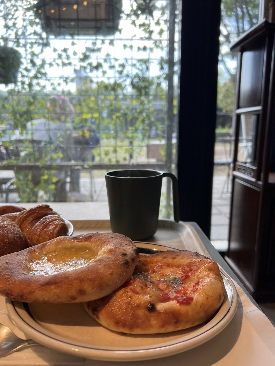 chiko_land12's tweet photo. #大阪城公園 #Rbakery
今日は大阪ウロついてるので
#大阪城公園 でパンlunch🍕☕️
🥐が美味しすぎた💕買って帰った👌💕
娘塾だからカレーパン🍛も買った👌💕
肩甲骨周囲炎s/o😂は💊で痛み消失
お騒がせしました🙏💦
それにしても大阪の商店街は
トラップが多い🍞、🧴、🍗、🍰、🙌 https://t.co/8ZUPDu6QP9