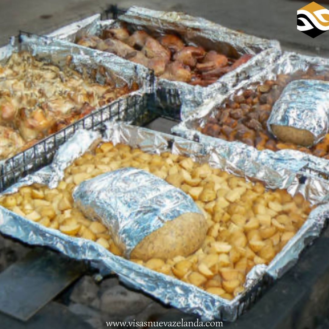 VisasNz's tweet image. Un poco de cultura maorí:

#Hāngī es un método tradicional para cocinar alimentos bajo tierra en la cultura maorí en #NuevaZelanda.

Consiste en utilizar piedras calientes volcánicas enterradas en un horno excavado en el suelo.

#asesoriadeinmigracion #visasnz #visasnuevazelanda