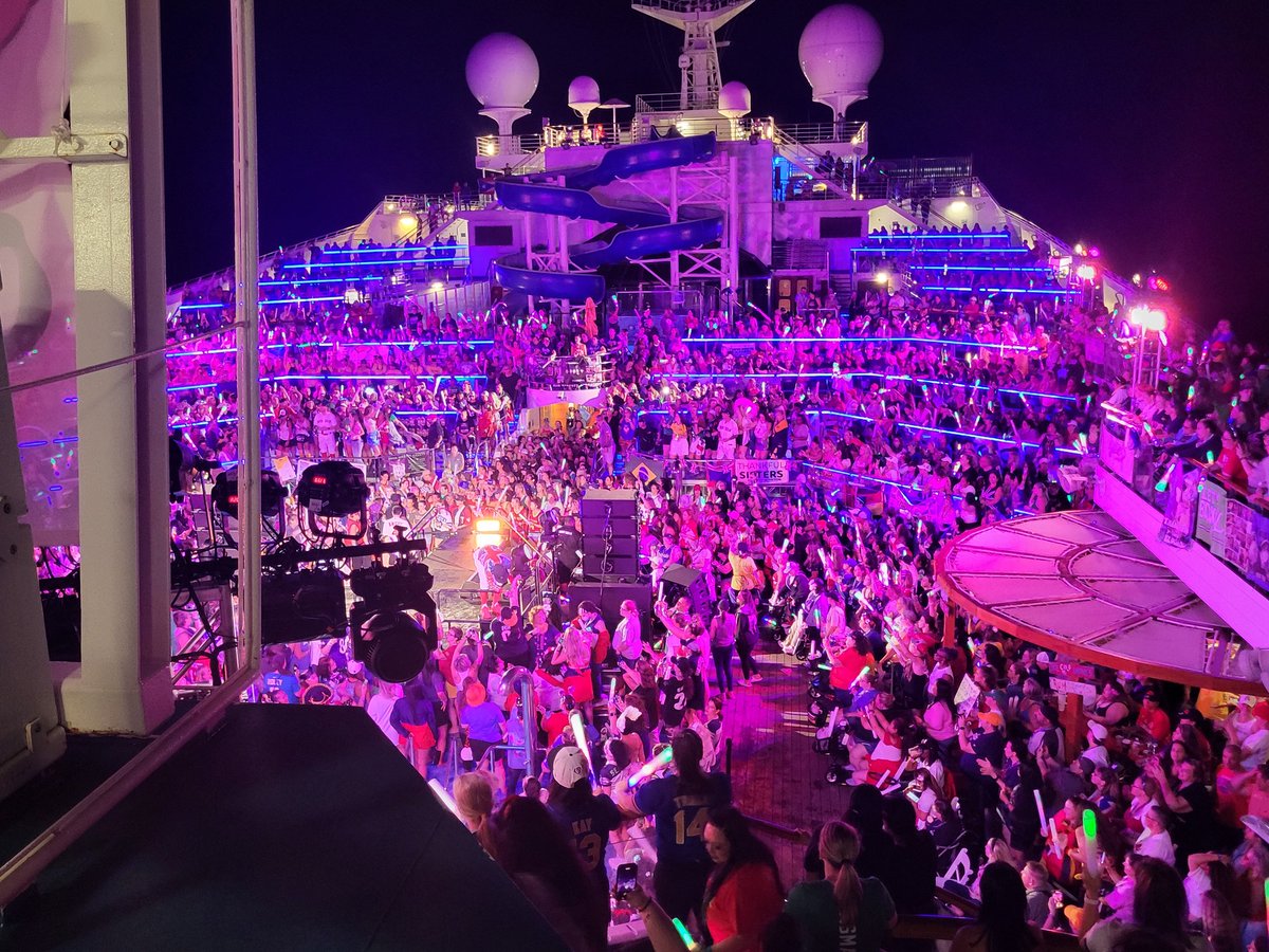 Sixxysixx's tweet image. Safe &amp;amp; sound on the ground in Edmonton AB Canada. What an AMAZING weekend! Thank you so much @DonnieWahlberg @joeymcintyre @JonathanRKnight Jordan &amp;amp; Danny  @NKOTB for the incredible amount of love you've shown for all of us. I am eternally grateful. #bhlove #MMXXIII #loveeternal