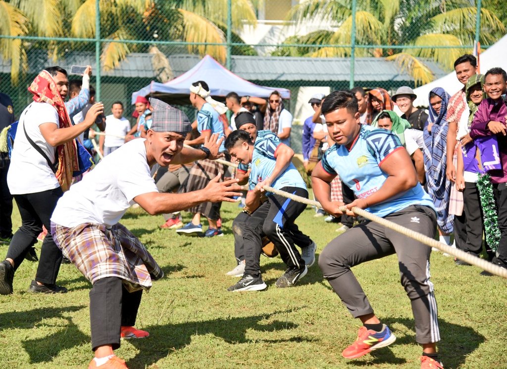 Gamat &amp; girang!

Suasana sambutan #HSN2023 Peringkat MPA Timur berlangsung meriah. 4 acara sukan tradisional pupuk semangat warga utk simpul kesepaduan dan kerjasama utk meraih gelaran Juara. Turut dirasmikan adalah Kejohanan Piala Panglima Armada Timur.

#FitMalaysia
#NavyFit