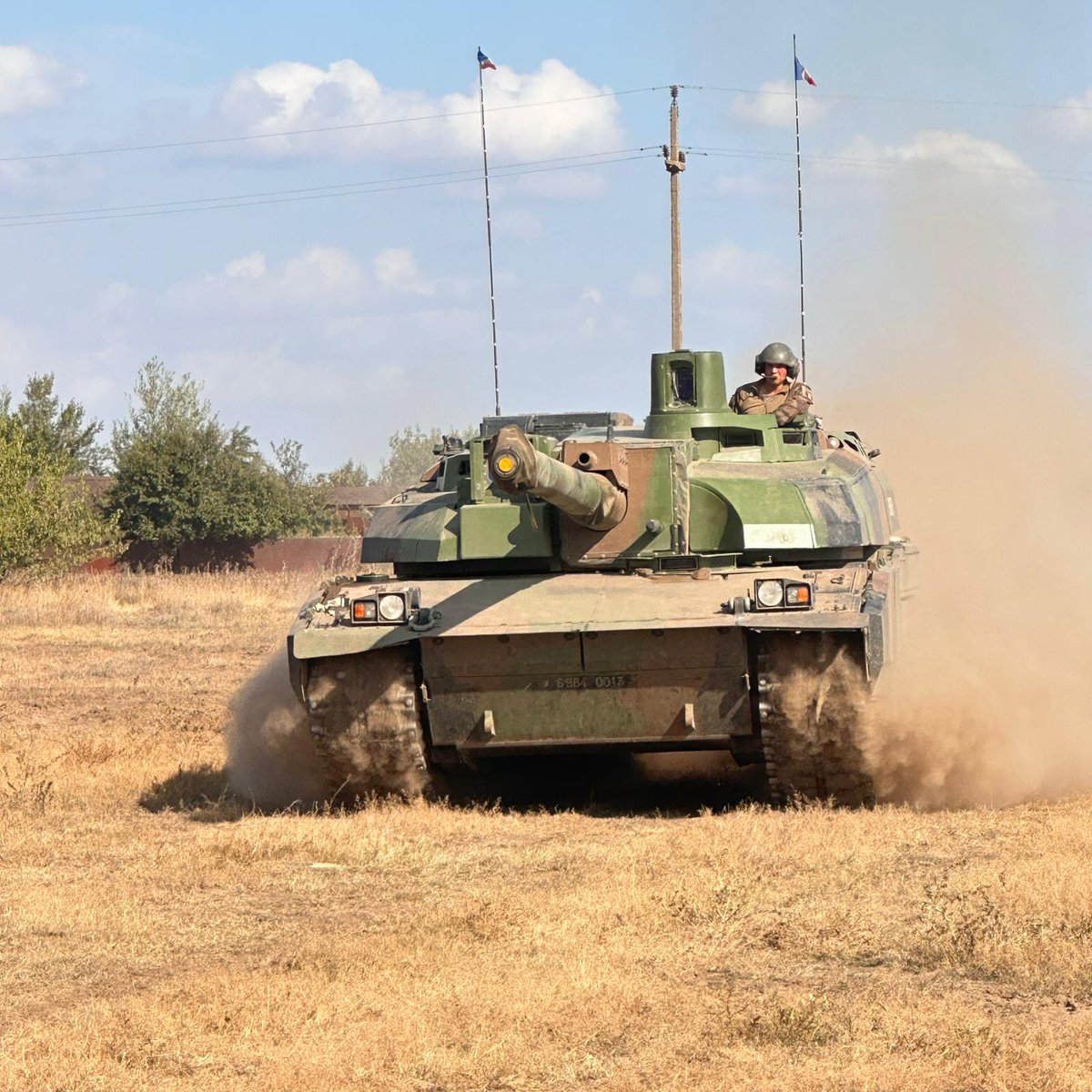 #MissionAigle L’escadron de chars 🇫🇷 des @FrForcesRomania a participé à l’exercice Zimbru 23, aux côtés des 🇧🇪 et 🇷🇴 sur le camp de Smârdan. Au programme : interopérabilité, manœuvres tactiques et tirs réels 💥 #MissionsOps #Interalliés