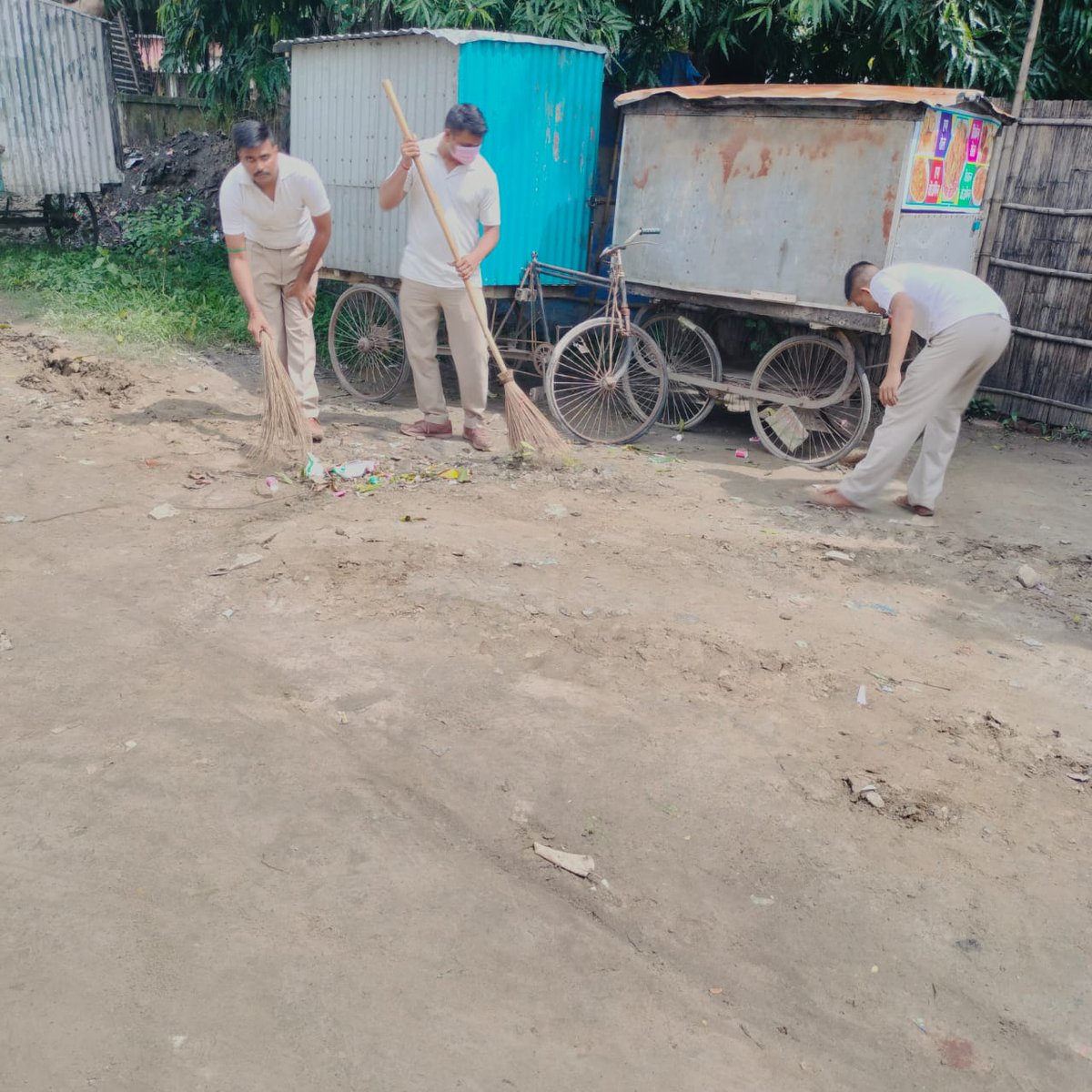 SSBSHQPURNEA's tweet photo. क्षेत्रक मुख्यालय पूर्णिया द्वारा दिनांक 16.10.2023 को स्पेशल कैंपेन 3.0के तहत स्वच्छता एवम सफाई अभियान चलाया गया जिसमें क्षेत्रक मुख्यालय के बलकर्मियों एवं  ने बड़ चढ़ कर भाग लिया। @SSB_INDIA @PIBHomeAffairs @PMOIndia https://t.co/MikEluEued