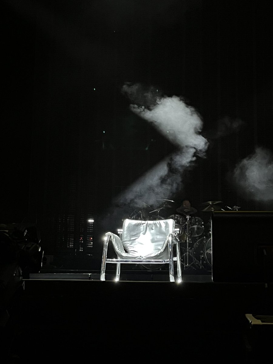 Chair being majestic AF on stage 😂