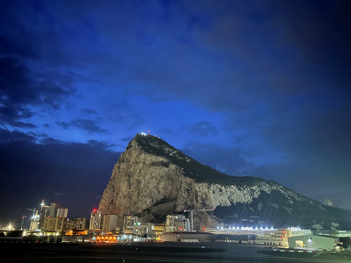 17 Oct - Good morning #Gibraltar Early cloud (which could give a spot of rain) soon clearing with spells of hazy sunshine. Cloud increasing into the late afternoon/evening to bring a risk of a few showers. Light mainly E'ly winds, switching SW'ly later. Very warm again, 26-27C