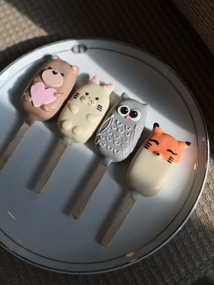 ChanonWakeShop's tweet photo. CakePop Decorating Workshop #เวิร์กช็อป #สอนทำขนมเค้กป๊อป
เอาใจคนชอบกิน #ช็อกโกแลต สนุกกับการปั้น + ดีไซน์เป็นลวดลายการ์ตูนน่ารักๆ ครับ 

#ThailandEvent #workshop #cakepop #popcake #เค้กป๊อป #ป๊อปเค้ก #ขนมเค้กป๊อป #เวิร์กช็อป #เวิร์คช้อป #เวิร์คช็อป #สอนทำเค้กป๊อป #สอนทำป๊อปเค้ก https://t.co/IyiNVmZz9T