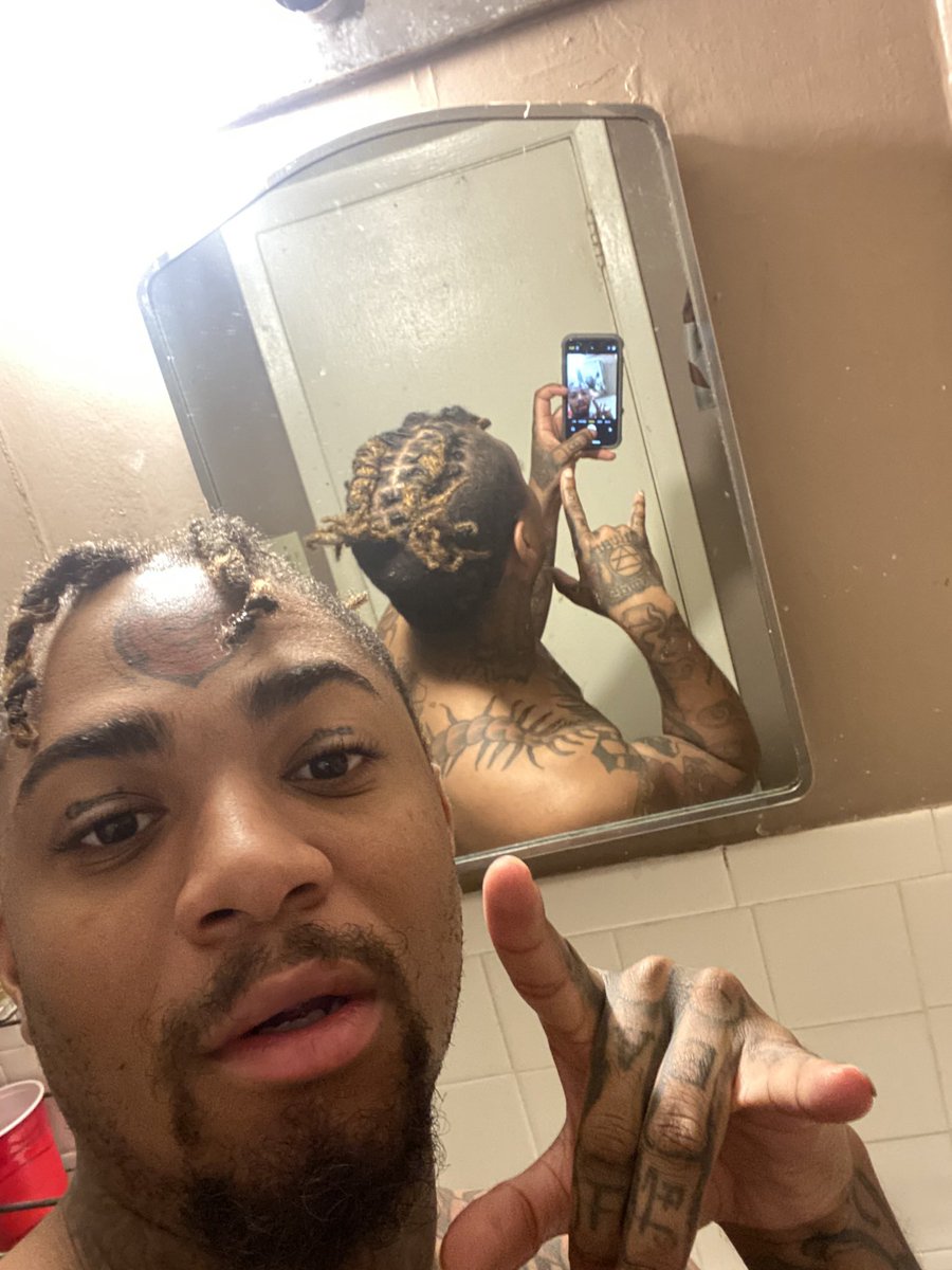 MonolithS_36's tweet photo. Now I know what you’re thinking I should dye my locs red since I got the sharingan on my forehead but SIKE bitch it’s going blue LLJ 🕊️
#Xxxsupremacy #Xxxtentacles #Lookatme #xxxtentacion #LLJ #youngdaggerdick #Yungbratz #artist #Legend #17 https://t.co/5obTmIdYV8
