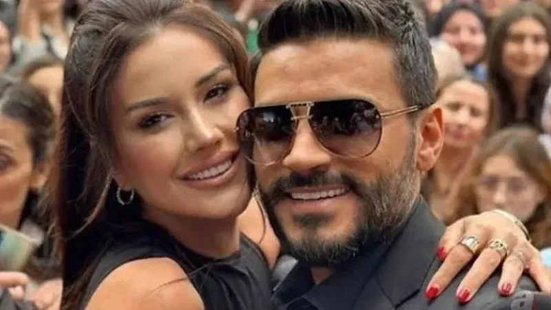 solcugazete's tweet photo. Fatih Altaylı: (Dilan Polat ve Engin Polat çifti hakkında)

"Gelir var ise haliyle vergisi de olmalıydı ama ne bakan vardı ne araştıran.

Güzellik merkezlerinden böylesi bir gelirin elde edilip edilemeyeceği, bu sistemin nasıl işlediği ise bir başka soruydu ve o da MASAK’ın ilgi alanıydı.

Ve ne Maliye ne de MASAK tüm bu süreç boyunca belli ki bu ikiliyi mercek altına almamış, bırakın mercek altına almayı dönüp bakmamış bile.

Ve yine belli ki, birkaç gazeteci, sosyal medyada etkin Özgür Demirtaş gibi birkaç ekonomist ve avukat Feyza Altun üzerine gitmese yine de ilgilenmeyecekmiş!

Hal böyle olunca insan merak ediyor, daha bu şekilde karanlık servetler edinen başka kimler var ve belli ki bunlarla da ne Maliye ne MASAK ilgileniyor!

Peki niye?

Bu kurumlarda çalışanlar sorumsuz, ilgisiz insanlar olduğu için mi?

Değil elbet.

İlgilenmiyorlar çünkü Türkiye bir hukuk devleti değil, bırakın hukuk devletini artık bir yasa devleti bile değil.

Hal böyle olunca bu kurumlarda çalışanlar da “Başıma bela almayayım” diyor ve ilgilenmiyor.

Çünkü namuslu ve işini yapmak isteyen bürokratlar bile her türlü suçun arkasında bir üst düzey kamu yöneticisinin ya da bir siyasetçinin olduğunu düşünüyor artık.

Ve suçun üzerine giderken suçlu duruma düşürülmekten, basit bir vergi kaçağını araştırdığını düşünürken Devlet’in içine yerleştirilmiş bir suç örgütü, bir kara para mekanizması ile karşılaşmaktan ve bu mekanizmanın kurbanı haline gelmekten korkuyor.

Bu kirli ve pis işlerin içinden bir bakanın, bir parti yöneticisinin çıkacağını düşünüyor ve bulaşmak istemiyor.

Namuslu insanlar bile bir noktada “Çoluk çocuğum var. Ben mi uğraşacağım! Ne halleri varsa görsünler” demeye başlıyor. Ve sonunda Devlet “Ne halleri varsa görsünler” devleti haline geliyor."