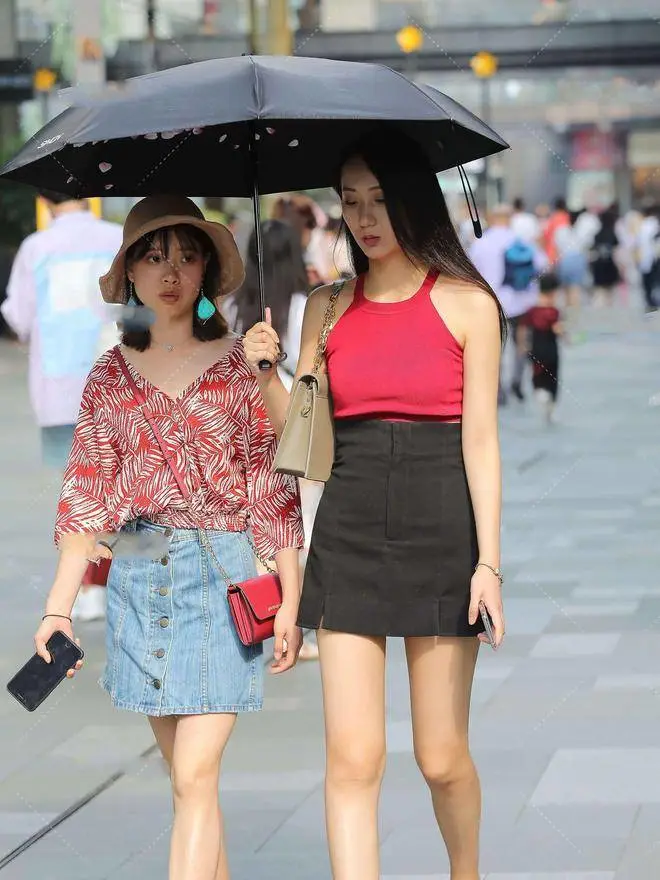 Furta5Furtado's tweet photo. Street photography: slim red top with fashion skirt, youthful atmosphere, highlight vitality https://t.co/BSdO3xMcWP