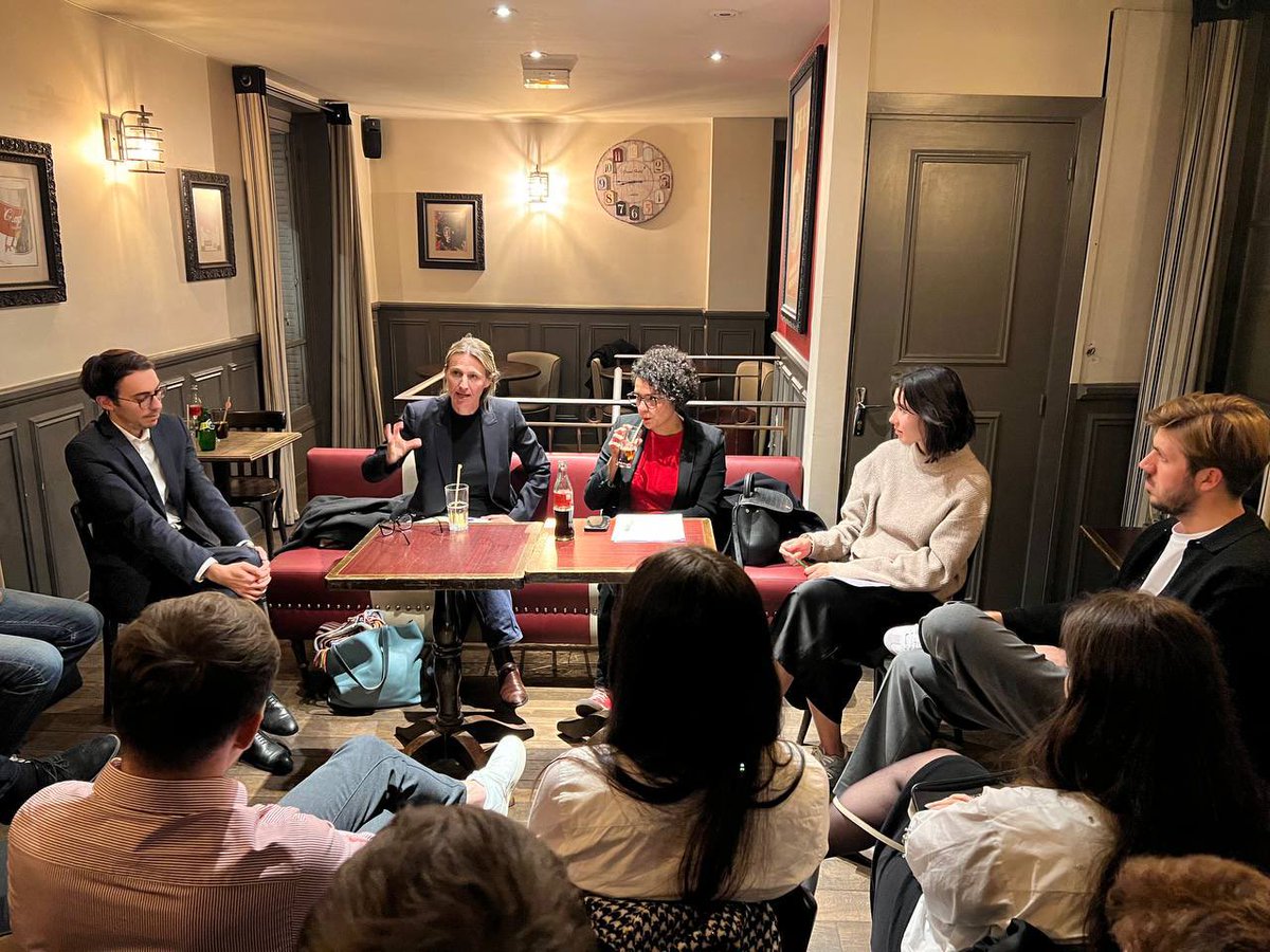 frsprleu's tweet photo. Avenir des partis politiques, universalisme républicain, place des femmes dans la politique…

 Débat de très haute volée entre @AstridPanosyan et @lamiaela hier soir à Paris 20 proposé par les @JeunesMacron75 

#LeGrandDebatDesJAM https://t.co/a7c7usGCKb