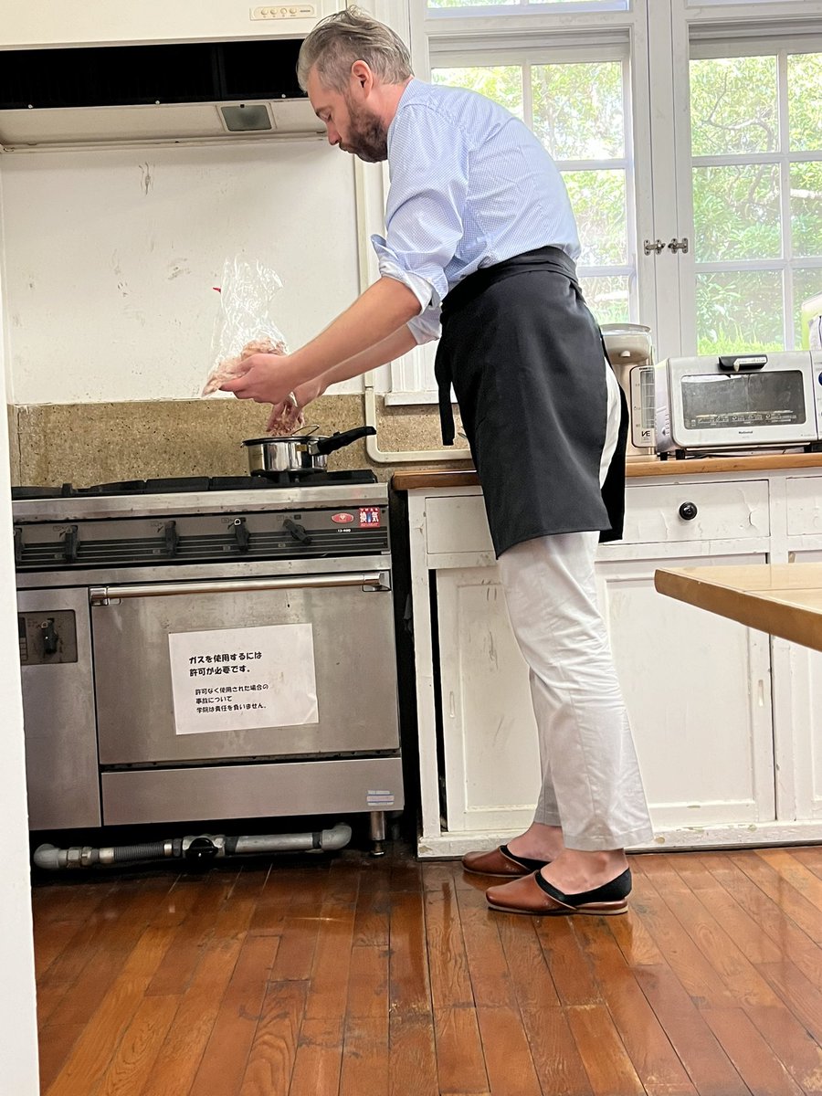 english_kc1948's tweet photo. 10/17（火）英文学科Vaage先生によるCooking教室〜👨‍🍳日本文化の授業で『ダシの取り方』をアサンプション大学の学生に伝授🥣味付けと味見も👍美味しゅうございました❣️ #神戸女学院大学国際学部 #kobecollege #kobecollegedepartmentofenglish #出汁 #昆布とかつお #出汁のうまみ最高 #washoku #和食 https://t.co/K1Jse8NFQD