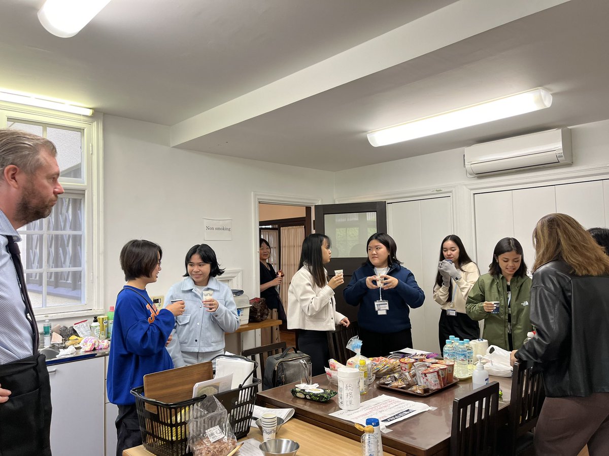 english_kc1948's tweet photo. 10/17（火）英文学科Vaage先生によるCooking教室〜👨‍🍳日本文化の授業で『ダシの取り方』をアサンプション大学の学生に伝授🥣味付けと味見も👍美味しゅうございました❣️ #神戸女学院大学国際学部 #kobecollege #kobecollegedepartmentofenglish #出汁 #昆布とかつお #出汁のうまみ最高 #washoku #和食 https://t.co/K1Jse8NFQD