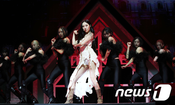 Get_SUNMIfied's tweet photo. 231017 | #SUNM【𝐒𝐓𝐑𝐀𝐍𝐆𝐄𝐑】Press Showcase
#선미 #STRANGER
@miyaohyeah https://t.co/38Sf1YwHaq