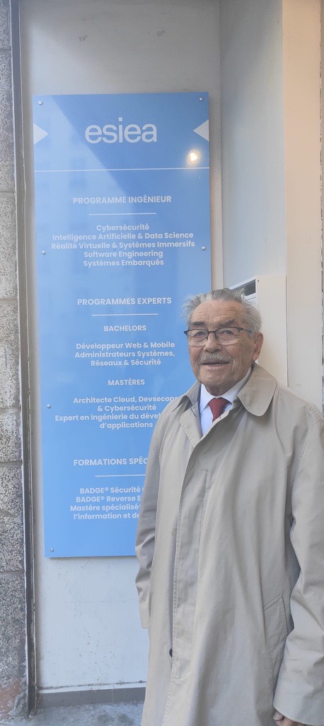 esiea_school's tweet photo. Louis Pouzin (https://t.co/dSVDn4NvZ1) est intervenu une nouvelle fois dans le MS-SIS de l'ESIEA pour témoigner en tant qu'artisan ayant contribué à faire le monde numérique tel qu'on le connait. Merci pour le #shell ! Merci pour le #datagramme ! #ingenieur #ecole https://t.co/sJklHV2T9e