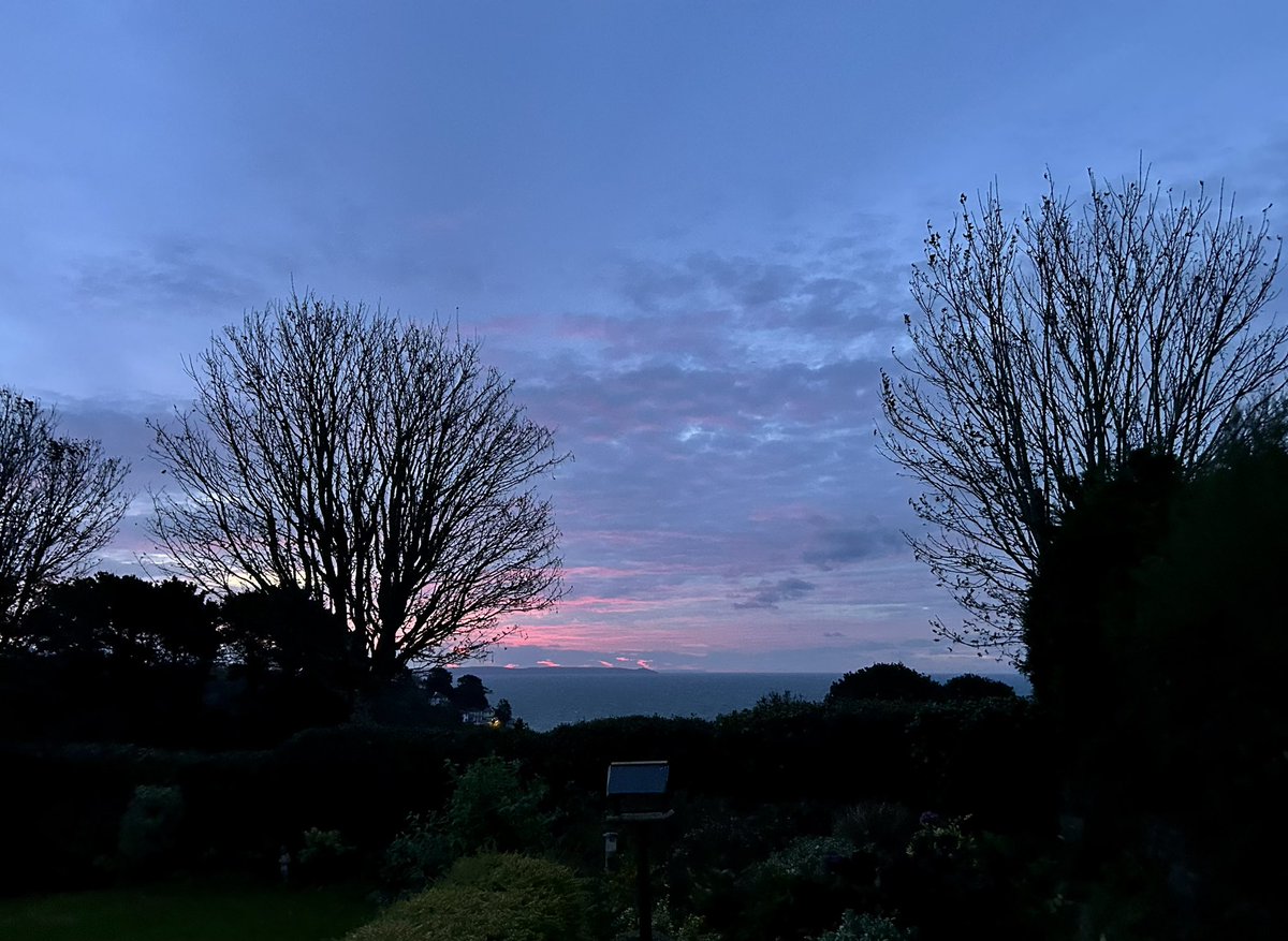 zancoo05's tweet photo. Red sky in the morning …… https://t.co/Fl9KJARAdh