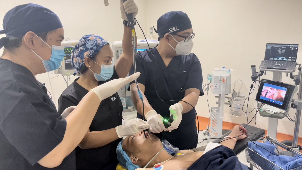 Paulo_SanPedro's tweet photo. In patients w/ limited mouth openning, even if the #laryngoscope can be inserted, it will be difficult to maneuver the ETT. W/ #VAFI, flexible scope helps guides the ETT in the limited space.
Wet Clinic at SPMC
#airwaymanagement #difficultairway https://t.co/WCRgnm6Zuh