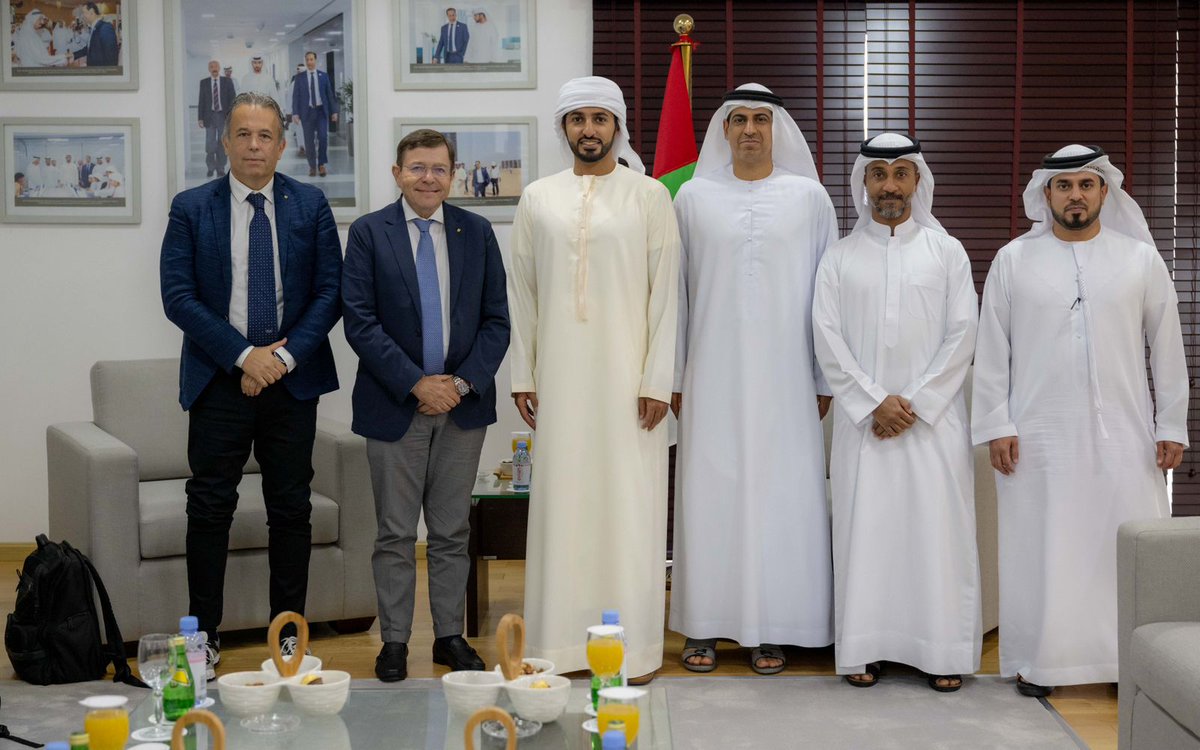 UAENOC's tweet photo. استقبل الشيخ راشد بن حميد النعيمي نائب رئيس اللجنة الأولمبية الوطنية صباح اليوم البروفيسور فابيو بيجوزي رئيس الاتحاد الدولي للطب الرياضي" FIMS" والوفد المرافق له في إطار تعزيز سبل التعاون وتفعيل الشراكات المثمرة في مجالات الطب الرياضي وبحث استعدادات استضافة دبي للنسخة الـ38 من المؤتمر الدولي للطب الرياضي العام المقبل بمشاركة 2000 خبير من جمي�� أنحاء العالم.

وتبادل الجانبان أطراف الحديث حول استعدادات تنظيم الحدث الطبي الدولي الذي يقام للمرة الأولى على أرض دولة الإمارات العربية المتحدة؛ وما تم إنجازه منذ الإعلان عن فوز إمارة دبي بحق استضافة المؤتمر على هامش انعقاد النسخة الـ 37 للمؤتمر التي أقيمت في المكسيك خلال شهر سبتمبر من العام الماضي وشاركت فيه لجنة الطب الرياضي باللجنة الأولمبية الوطنية.

واستمع الشيخ راشد بن حميد النعيمي  إلى نبذة مقدمة من الضيف الزائر عن الاتحاد الدولي للطب الرياضي الذي تأسس عام 1928، إذ يعتبر مظلة لأربعة جمعيات طب رياضي قارية و 117 جمعية وطنية للطب الرياضي في جميع أنحاء العالم ويجمع عضوية 125,000 أخصائي طبيب رياضي من الدول الأعضاء، حيث يعقد الاتحاد مؤتمر الطب الرياضي الدولي كل عامين.

وشهد اللقاء استعراض أهم محاور العمل من اللجنة المنظمة للمؤتمر والمسؤولة عن الإعداد والترتيب للحدث مع الإطلاع على أبرز التجهيزات اللوجستية والفنية والتنظيمية، والتصور العام الذي وضعه الفريق لضمان تقديم نسخة مميزة تليق بسمعة دولة الإمارات العربية المتحدة ومكانتها الريادية في تنظيم وإقامة كبرى الأحداث والمناسبات العالمية.

من جانبه أكد الشيخ راشد بن حميد النعيمي على ضرورة التنسيق والإعداد المبكر لمثل هذه الأحداث البارزة التي تحمل أبعاداً عديدة تتجاوز مدى إقامتها، لتترك بصمات واضحة وانطباعات إيجابية لدى جميع من يشارك فيها، لاسيما وإن كانت الدولة المستضيفة بحجم دولة الإمارات العربية المتحدة التي ربطت أهدافها بالريادة والتميز والتقدم في جميع المجالات، بفضل دعم واهتم��م القيادة الرشيدة وإيمانها بقدرات الكوادر الوطنية وتمكينها لإدارة أبرز وأهم المناسبات على الأصعدة كافة.

وأشار الشيخ راشد بن حميد النعيمي إلى أن رؤية وتوجيهات سمو الشيخ أحمد بن محمد بن راشد آل مكتوم النائب الثاني لحاكم دبي رئيس اللجنة الأولمبية الوطنية دائما ما تعزز الوعي بقيمة وأهمية استقطاب الأحداث والمؤتمرات والفعاليات الرياضية وما يتربط بها من علوم مختلفة، وهو الأمر الذي يضعه أمامه جميع أعضاء اللجنة المنظمة للمؤتمر الدولي للطب الرياضي للخروج بأفضل النتائج والوصول إلى المخرجات المنشودة، بما يسهم في ترسيخ مكانة الدولة بمختلف قطاعاتها سواءً في السياحة والاقتصاد وصناعة المؤتمرات العالمية، وكذلك تعزيز مستواه التنافسي على الخارطة الرياضية الدولية بشكل عام.

بدوره أعرب البروفيسور فابيو بيجوزي  عن سعادته بزيارة الإمارات وما لقاه من ترحيب وحفاوة خلال فترة تواجده بالدولة، معبراً عن ثقته في تقديم نسخة مميزة واستثنائية من المؤتمر الدولي للطب الرياضي، وفقاً لما استعرضه خلال الزيارة من استعدادات مختلفة وما لمسه من شغف وعزيمة من قبل اللجنة المنظمة التي أبرزت حجم العمل والجهود المبذولة في سبيل الارتقاء بجميع الجوانب الخاصة بالحدث.

حضر اللقاء البروفيسور يانيس بيتسيلاديس نائب رئيس الاتحاد الدولي للطب الرياضي، والدكتور هاشل الطنيجي رئيس لجنة الطب الرياضي باللجنة الأولمبية الوطنية، والدكتور عبدالله الرحومي نائب رئيس لجنة الطب الرياضي باللجنة الأولمبية.