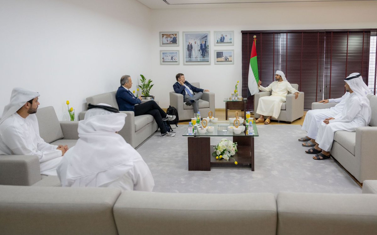 UAENOC's tweet photo. استقبل الشيخ راشد بن حميد النعيمي نائب رئيس اللجنة الأولمبية الوطنية صباح اليوم البروفيسور فابيو بيجوزي رئيس الاتحاد الدولي للطب الرياضي" FIMS" والوفد المرافق له في إطار تعزيز سبل التعاون وتفعيل الشراكات المثمرة في مجالات الطب الرياضي وبحث استعدادات استضافة دبي للنسخة الـ38 من المؤتمر الدولي للطب الرياضي العام المقبل بمشاركة 2000 خبير من جمي�� أنحاء العالم.

وتبادل الجانبان أطراف الحديث حول استعدادات تنظيم الحدث الطبي الدولي الذي يقام للمرة الأولى على أرض دولة الإمارات العربية المتحدة؛ وما تم إنجازه منذ الإعلان عن فوز إمارة دبي بحق استضافة المؤتمر على هامش انعقاد النسخة الـ 37 للمؤتمر التي أقيمت في المكسيك خلال شهر سبتمبر من العام الماضي وشاركت فيه لجنة الطب الرياضي باللجنة الأولمبية الوطنية.

واستمع الشيخ راشد بن حميد النعيمي  إلى نبذة مقدمة من الضيف الزائر عن الاتحاد الدولي للطب الرياضي الذي تأسس عام 1928، إذ يعتبر مظلة لأربعة جمعيات طب رياضي قارية و 117 جمعية وطنية للطب الرياضي في جميع أنحاء العالم ويجمع عضوية 125,000 أخصائي طبيب رياضي من الدول الأعضاء، حيث يعقد الاتحاد مؤتمر الطب الرياضي الدولي كل عامين.

وشهد اللقاء استعراض أهم محاور العمل من اللجنة المنظمة للمؤتمر والمسؤولة عن الإعداد والترتيب للحدث مع الإطلاع على أبرز التجهيزات اللوجستية والفنية والتنظيمية، والتصور العام الذي وضعه الفريق لضمان تقديم نسخة مميزة تليق بسمعة دولة الإمارات العربية المتحدة ومكانتها الريادية في تنظيم وإقامة كبرى الأحداث والمناسبات العالمية.

من جانبه أكد الشيخ راشد بن حميد النعيمي على ضرورة التنسيق والإعداد المبكر لمثل هذه الأحداث البارزة التي تحمل أبعاداً عديدة تتجاوز مدى إقامتها، لتترك بصمات واضحة وانطباعات إيجابية لدى جميع من يشارك فيها، لاسيما وإن كانت الدولة المستضيفة بحجم دولة الإمارات العربية المتحدة التي ربطت أهدافها بالريادة والتميز والتقدم في جميع المجالات، بفضل دعم واهتم��م القيادة الرشيدة وإيمانها بقدرات الكوادر الوطنية وتمكينها لإدارة أبرز وأهم المناسبات على الأصعدة كافة.

وأشار الشيخ راشد بن حميد النعيمي إلى أن رؤية وتوجيهات سمو الشيخ أحمد بن محمد بن راشد آل مكتوم النائب الثاني لحاكم دبي رئيس اللجنة الأولمبية الوطنية دائما ما تعزز الوعي بقيمة وأهمية استقطاب الأحداث والمؤتمرات والفعاليات الرياضية وما يتربط بها من علوم مختلفة، وهو الأمر الذي يضعه أمامه جميع أعضاء اللجنة المنظمة للمؤتمر الدولي للطب الرياضي للخروج بأفضل النتائج والوصول إلى المخرجات المنشودة، بما يسهم في ترسيخ مكانة الدولة بمختلف قطاعاتها سواءً في السياحة والاقتصاد وصناعة المؤتمرات العالمية، وكذلك تعزيز مستواه التنافسي على الخارطة الرياضية الدولية بشكل عام.

بدوره أعرب البروفيسور فابيو بيجوزي  عن سعادته بزيارة الإمارات وما لقاه من ترحيب وحفاوة خلال فترة تواجده بالدولة، معبراً عن ثقته في تقديم نسخة مميزة واستثنائية من المؤتمر الدولي للطب الرياضي، وفقاً لما استعرضه خلال الزيارة من استعدادات مختلفة وما لمسه من شغف وعزيمة من قبل اللجنة المنظمة التي أبرزت حجم العمل والجهود المبذولة في سبيل الارتقاء بجميع الجوانب الخاصة بالحدث.

حضر اللقاء البروفيسور يانيس بيتسيلاديس نائب رئيس الاتحاد الدولي للطب الرياضي، والدكتور هاشل الطنيجي رئيس لجنة الطب الرياضي باللجنة الأولمبية الوطنية، والدكتور عبدالله الرحومي نائب رئيس لجنة الطب الرياضي باللجنة الأولمبية.