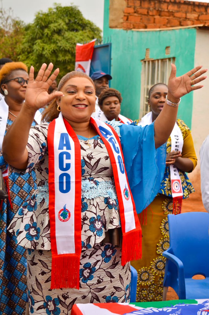 PatrickBamba9's tweet photo. S'apprêtant au rendez-vous du 20 décembre 2023, l'honorable Régine NTARIBI ZAWADI, N°549 poursuit la visite de ses bases en vue de leur consolidation. Cette femme aux capacités intellectuelles positivement vérifiées, est une valeur à soutenir, une réserve sûre pour la République. https://t.co/mfPLHqbSrj