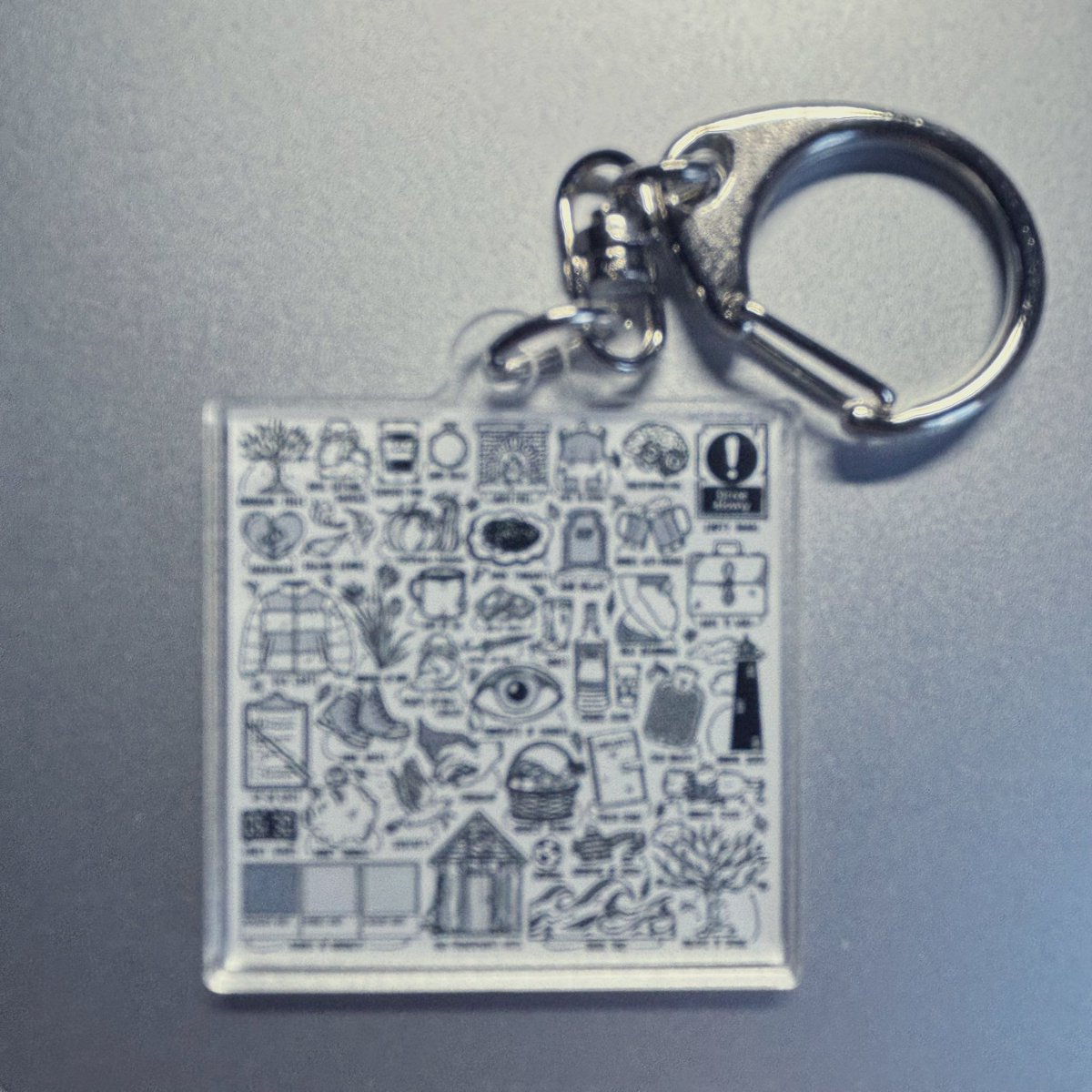 yu_nishi03's tweet image. Edから秋のプレゼント届いた🎁🍂
写真だと伝わりにくいけど、キーホルダー細かいとこまで綺麗に印刷されてて可愛い！！
やっぱり自分はAmerican Townが好き🇺🇸
#EdSheeran #autumnvariations