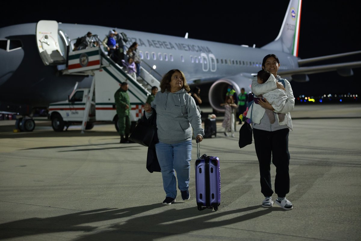 📸 ¡Misión cumplida! Después de realizar escalas en Türkiye, Irlanda, Canadá y Estados Unidos, los aviones de la Fuerza Aérea Mexicana de la @SEDENAmx, coordinados con el apoyo de la @SRE_mx, aterrizaron en el @aifaaero con 275 connacionales repatriados desde el Aeropuerto…