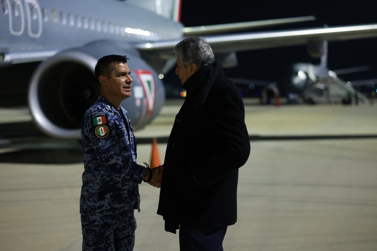 SRE_mx's tweet photo. 📸 ¡Misión cumplida! Después de realizar escalas en Türkiye, Irlanda, Canadá y Estados Unidos, los aviones de la Fuerza Aérea Mexicana de la @SEDENAmx, coordinados con el apoyo de la @SRE_mx, aterrizaron en el @aifaaero con 275 connacionales repatriados desde el Aeropuerto Internacional Ben Gurión de Tel Aviv, Israel.

Las y los connacionales que el fin de semana solicitaron salir de la región ya se encuentran fuera de la zona de conflicto. Con ello, la #ProtecciónConsularMX consolida el esfuerzo del Gobierno de México para proteger a cualquier mexicano y mexicana que lo necesite, y en donde sea que se encuentre.

🇲🇽🤝🌎
#DiplomaciaCercaDeTi
#DiplomaciaEfectiva 
#SRECercaDeTi