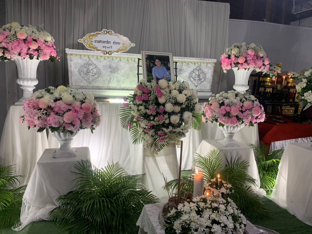 RedSkullxxx's tweet image. สงสารน้องไปผ่อนไอโฟนกับร้านผ่อนออนไลน์ที่เจอจากในเฟสบุ๊ก ซึ่งน้องผ่อนไปแล้ว 18500 บาทแต่ก็ยังไม่ได้เครื่อง สุดท้ายจะขอเงินคืนกลับโดนบอกให้โอนค่าธรรมเนียมไปอีก 2000 กว่าจะรู้ว่าโดนหลอกน้องก็เสียทั้งเงินตัวเอง ทั้งเงินที่ไปหยิบยืมเพื่อนมาอีก 

น้องคิดมากจนตัดสินใจจบชีวิตตัวเอง…