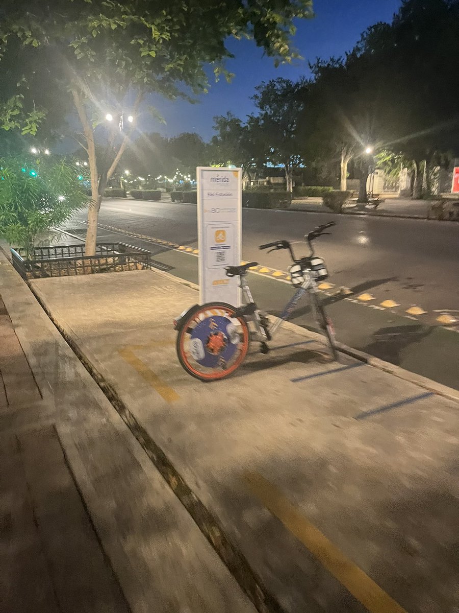 jechanove's tweet photo. Falta de bicicletas en las estaciones de paseo de Montejo 
@RenanBarrera 
@MeridaYUC_MID https://t.co/LjxqKvyvr7