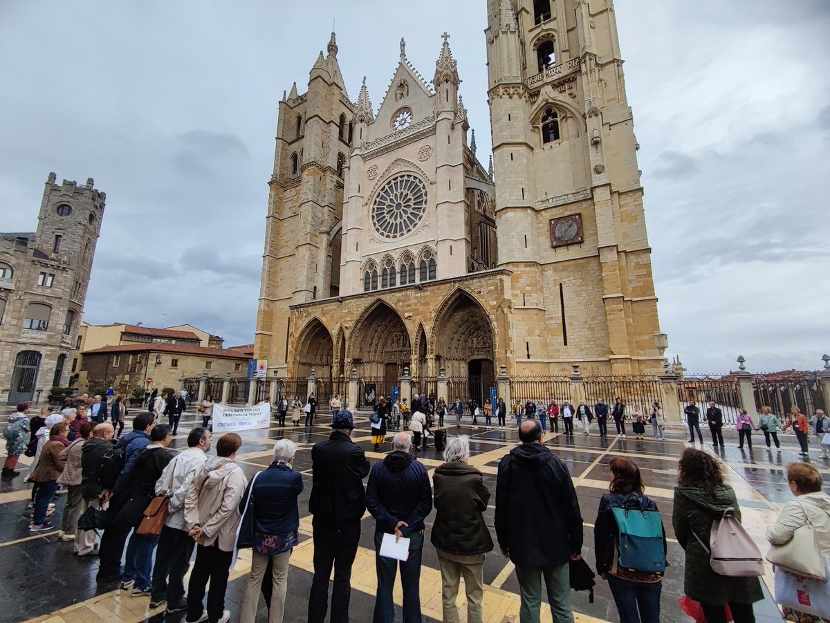 🔴 Nos movilizamos por los derechos de todos con este círculo de silencio en la Catedral de León. 🫂 CONSTRUIMOS COMUNIDAD