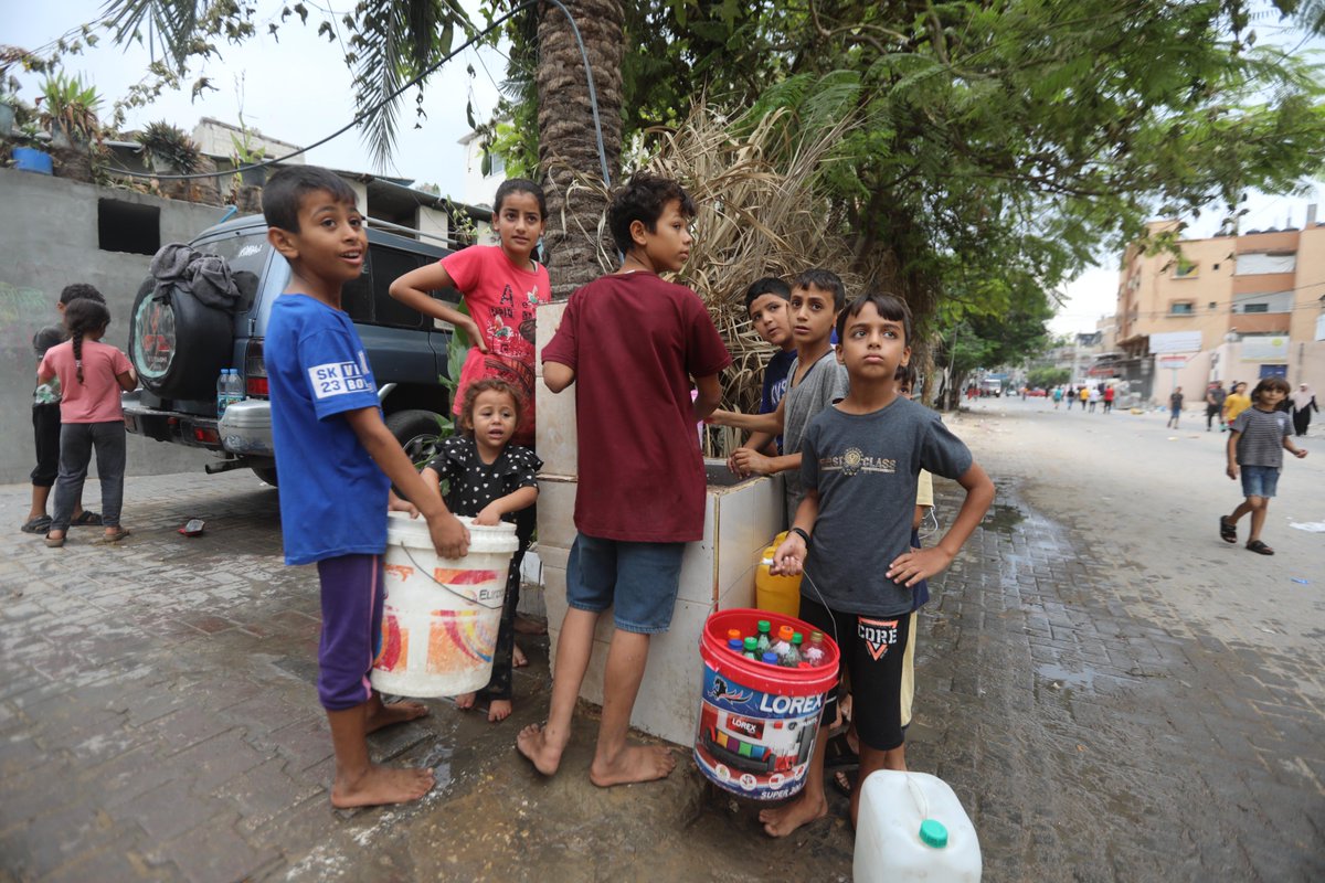 jorgeolague's tweet photo. After days of bombardment and cuts to all supply routes, many children in Gaza have run out of food, water and health care.
We need an immediate humanitarian pause to ensure unhindered and safe delivery of life-saving supplies.

Support @UNICEF’s response: https://t.co/jhJN25WNcd https://t.co/RYnkKWCafu