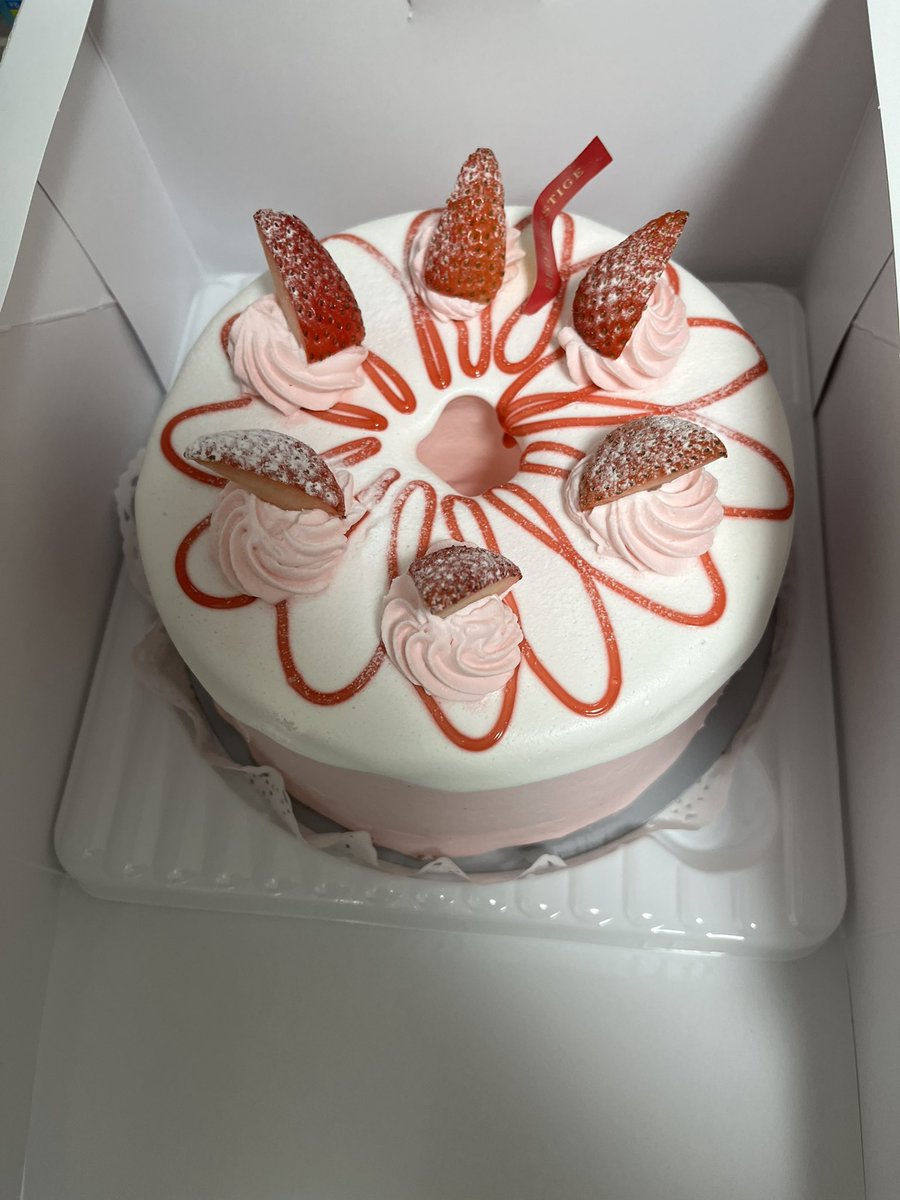 noya_2123's tweet photo. 人生で1回はやりたかったホールケーキを1人で食べるをやります

ちなみにこのケーキ買う時に店員に｢何か祝い事ですか？｣って聞かれて｢僕の誕生日ですﾃﾞｭﾌ｣なんて恥ずかしくて言えなかった話 https://t.co/btYawrY3xg