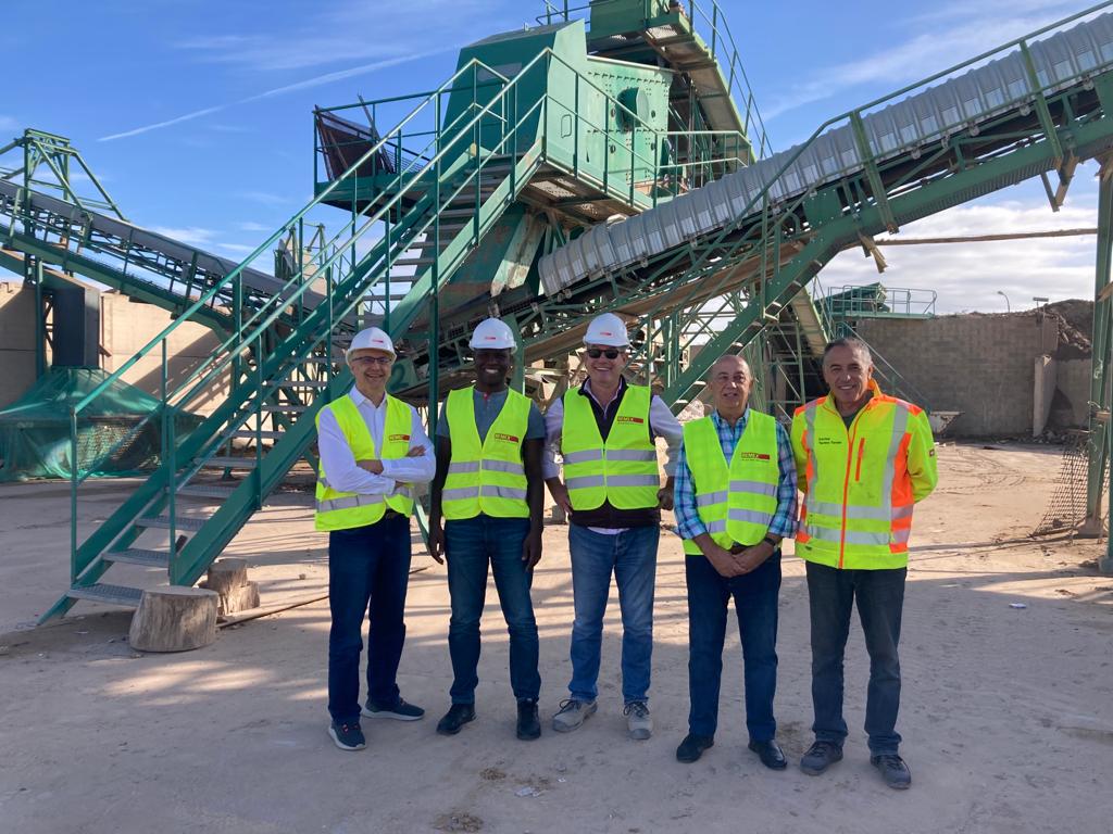 RCDAsociacion's tweet photo. Visita a planta de #RCDs de las delegaciones del  Instituto Eduardo Torroja, #Mozambique y #Brasil. #economiacircular https://t.co/VAChB8RA59